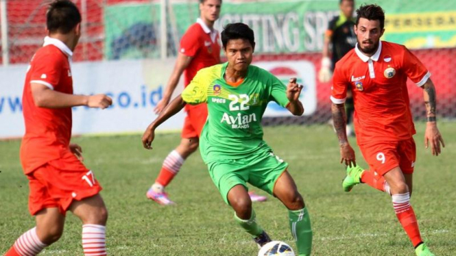 Persebaya Surabaya melawan Persija Jakarta