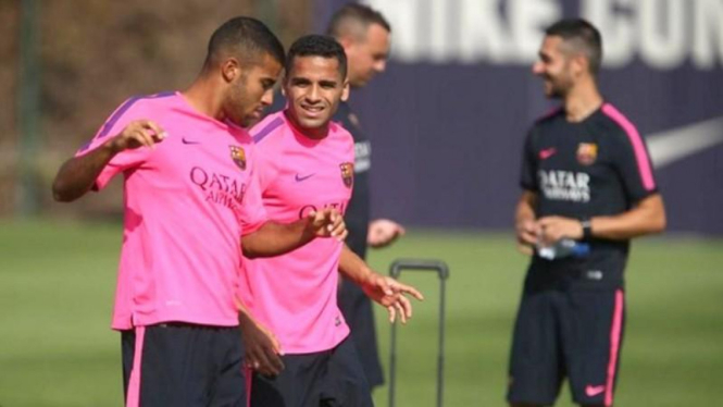 Pemain Barcelona, Douglas Perreira (kedua dari kiri)