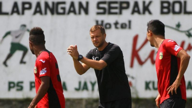 Pelatih Mitra Kukar, Scott Cooper (hitam)