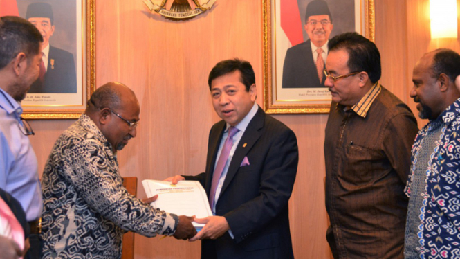Ketua DPR RI Setya Novanto menerima kedatangan Gubernur Papua Lukas Enembe 