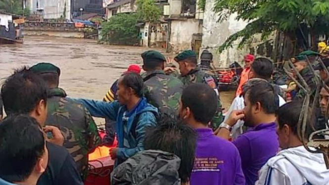 500 petugas gabungan bersihkan sampah di Kali Ciliwung