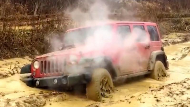 Jeep Wrangler Rubicon 2014 yang terjebak di genangan lumpur