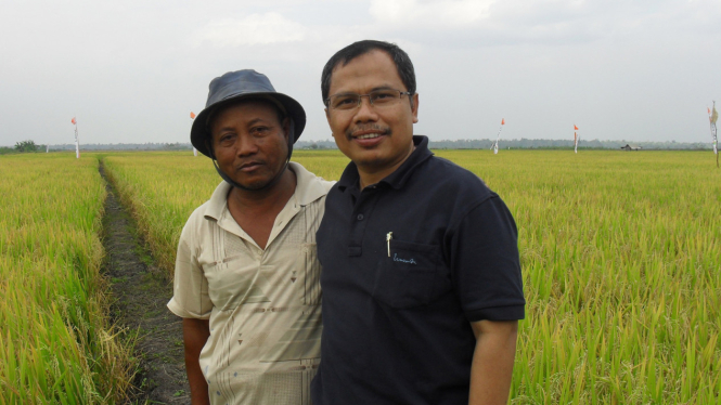 Ma'mur Hasanuddin (kanan) bersama seorang petani