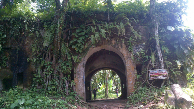Benteng Karang Bolong di dalam hutan Nusakambangan