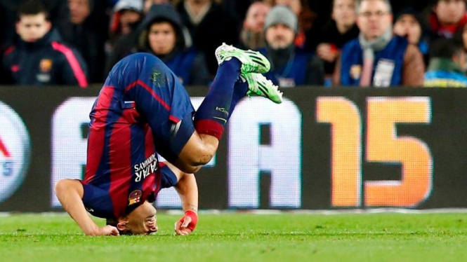 Pemain Barcelona, Luis Suarez, terjatuh.
