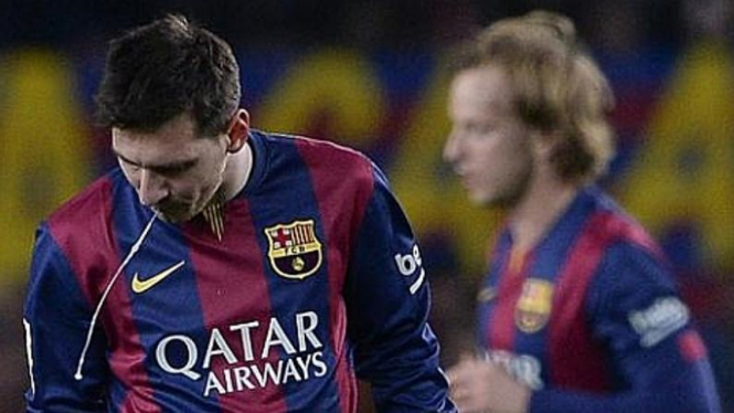 Pemain Barcelona, Lionel Messi, saat muntah di lapangan