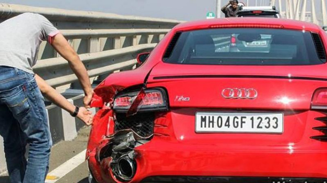 Audi R8 yang terlibat kecelakaan di India