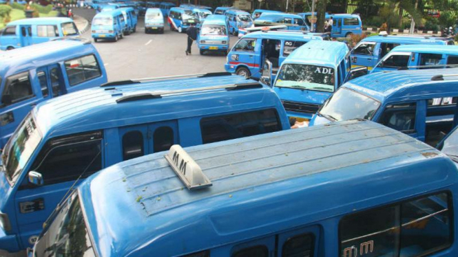 Bus Sekolah Diprotes Para Sopir Angkot di Malang