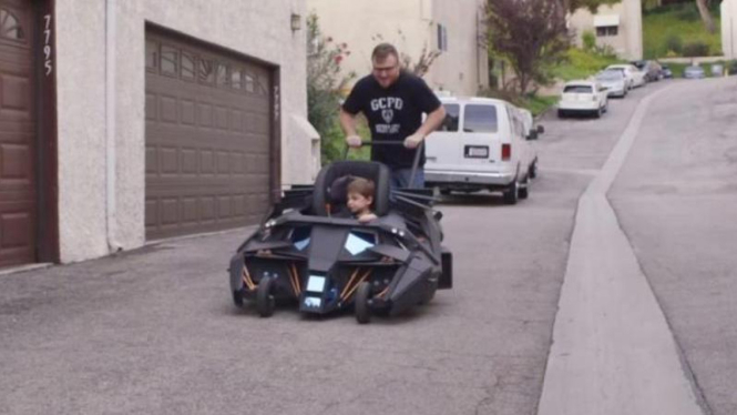 Kereta bayi bergaya Batmobile.