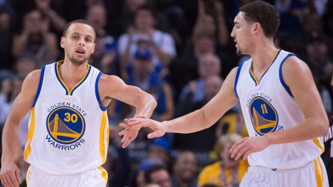 Dua pemain Golden State Warriors, Stephen Curry dan Klay Thompson (kanan).