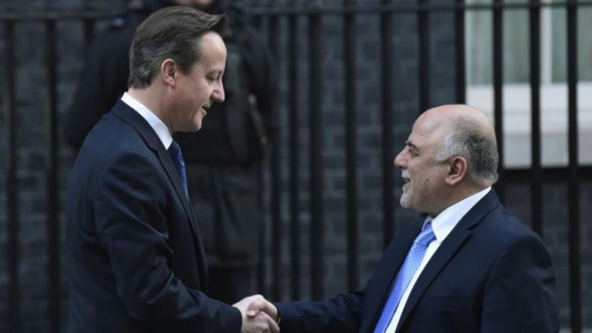 PM Inggris David Camerin (kiri) bersalaman dengan PM Irak Haider al-Abadi