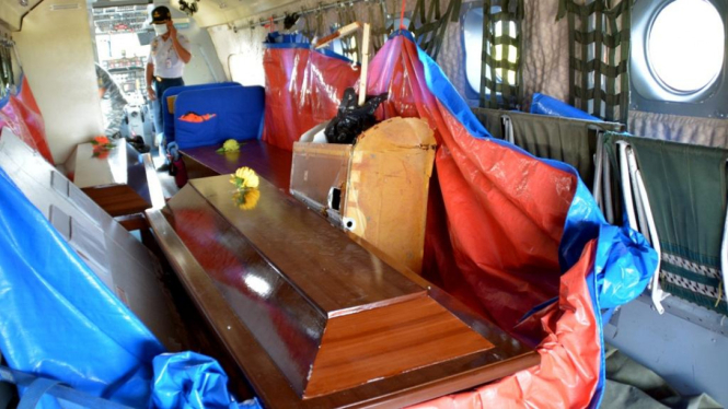 Peti jenazah korban jatuhnya pesawat Air Asia QZ8501