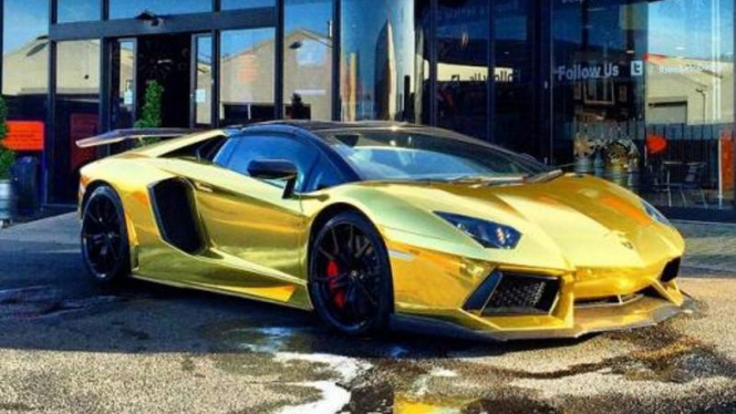 Lamborghini Aventador krom emas.