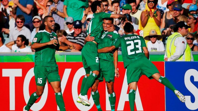 Para pemain Irak merayakan gol ke gawang Iran