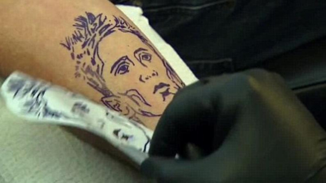 Tato wajah Fernando Torres di lengan Craig Burley