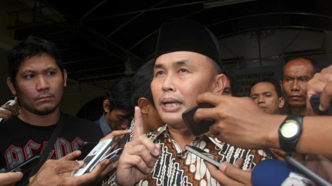 Politisi PDIP, mantan calon Bupati Cotavarin Barat Sugianto Sabran (tengah)