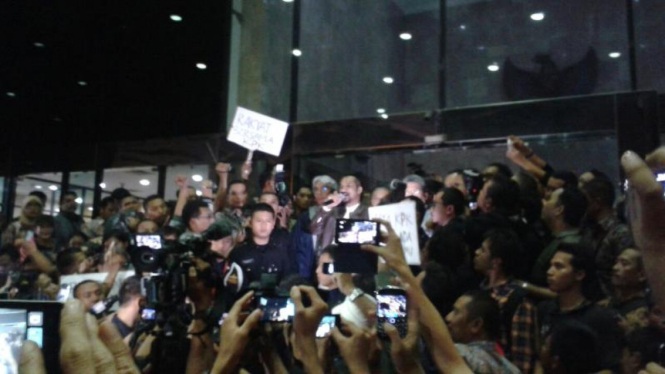 Aktivis berkumpul di gedung KPK, Jumat malam, 23 Januari 2015