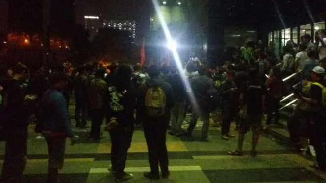 Massa berjaga-jaga di Gedung KPK Jumat malam 23 Januari 2015