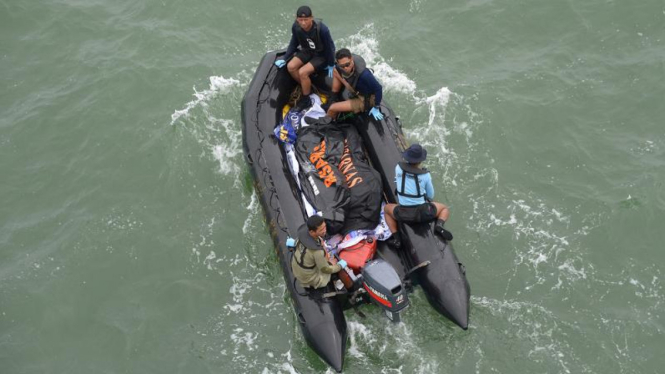 Tim penyelam TNI AL mengevakuasi korban AirAsia QZ8501