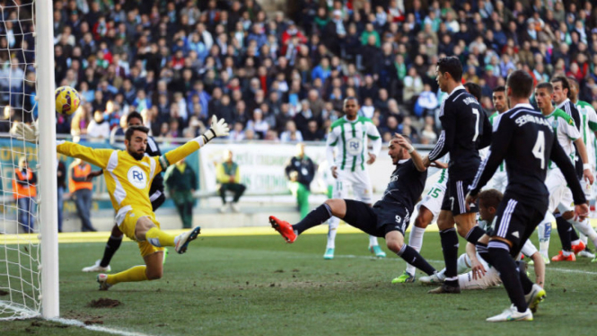 Proses gol Karim Benzema ke gawang Cordoba