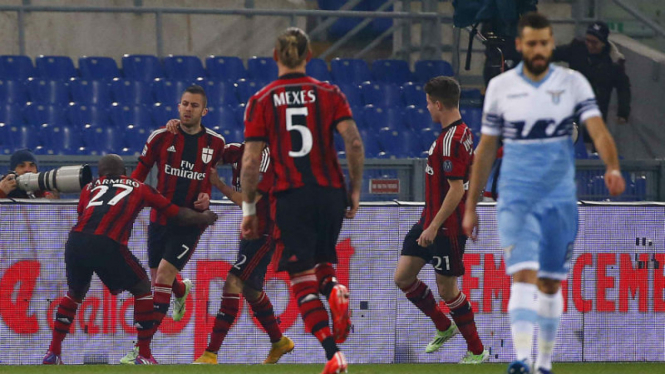 Pemain AC Milan merayakan gol ke gawang Lazio