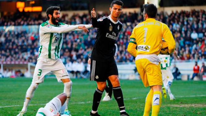Winger Real Madrid, Cristiano Ronaldo usai menendang pemain Cordoba