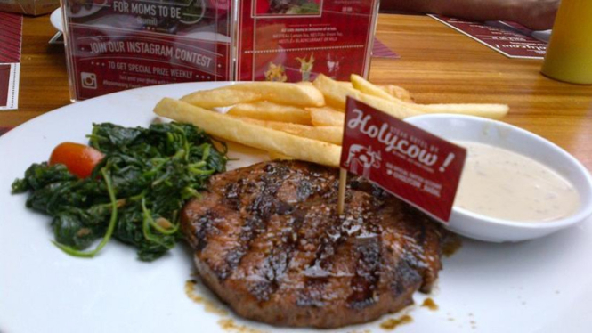 Holly Steak 400 gram jadi menu spesial Steak Hotel by Holycow