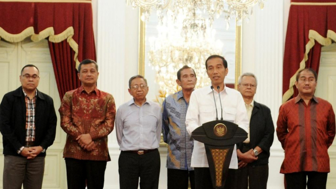Presiden Joko Widodo bersama para pakar hukum di Istana Merdeka