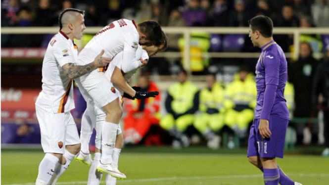 Pemain AS Roma merayakan gol ke gawang Fiorentina