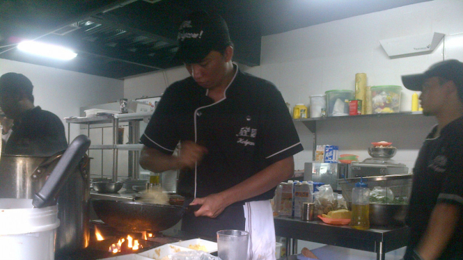 Koki Sedang Mengolah Steak