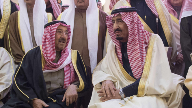 Raja Arab Saudi, Salman bin Abdulaziz al-Saud (kanan), bersama Syeikh Emir Kuwait, Sabah al-Ahmed.