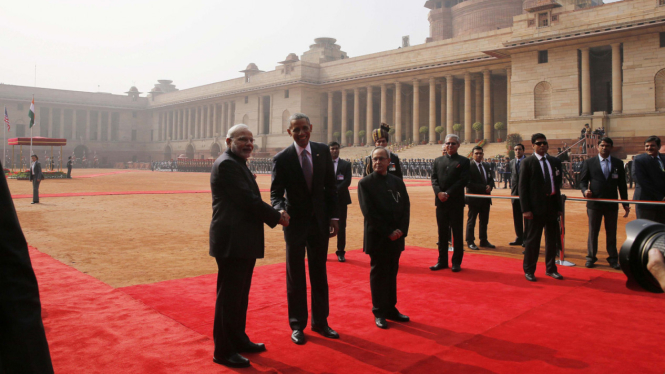 Presiden AS Barack Obama berjabat tangan dengan PM India Narendra Modi.