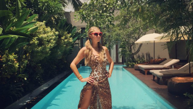Paris Hilton saat berada di Bali.