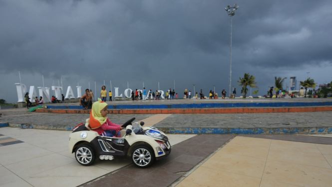 Menikmati Pantai Losari Makassar