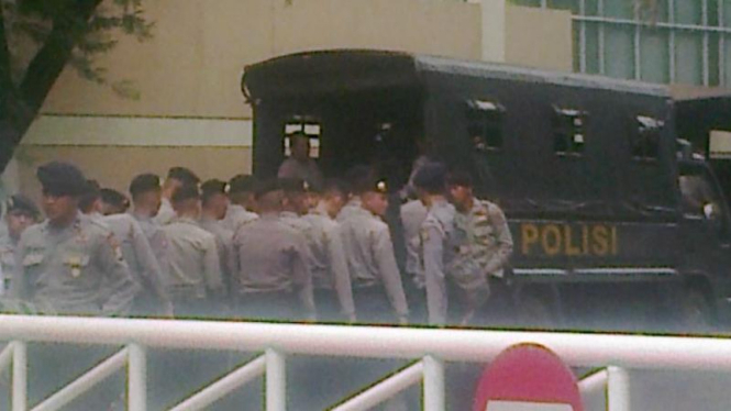 Petugas dari Polda Metro Jaya menjaga kantor Freeport Jakarta. 