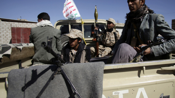 Militan Houthi melakukan patroli di ibukota Sanaa, Yaman, 25 Januari 2015