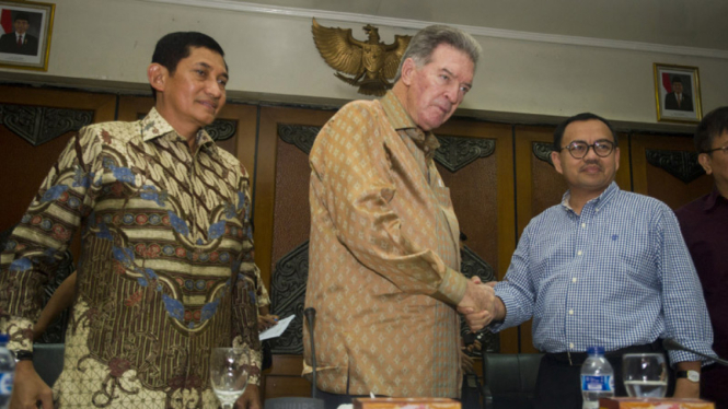 Menteri ESDM, Sudirman Said, (kanan) bersalaman dengan Chairman Freeport-McMoran, James R. Moffet, disaksikkan Presdir PT. Freeport Indonesia, Maroef Sjamsoeddin, di Jakarta, Minggu (25/1/2015).
