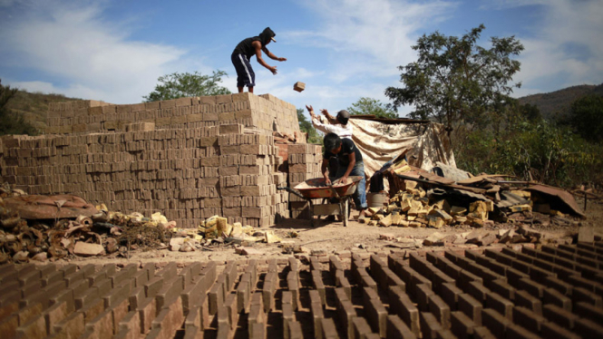 Kecilnya Upah Buruh Pabrik Batu Bata di Meksiko