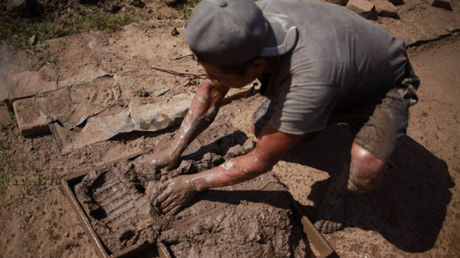 Seorang buruh pembuat batu bata d di Tixtla, di pinggiran Chilpancingo, di negara Guerrero, Meksiko.