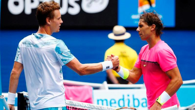 Rafael Nadal (kanan) usai dikalahkan Tomas Berdych di Australian Open 2015