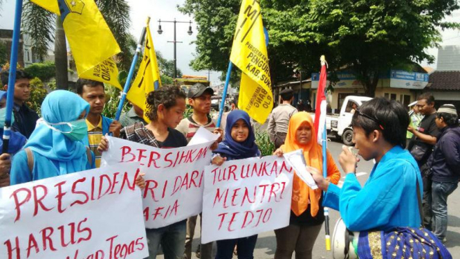 Mahasiswa Solo Tuntut Menteri Tedjo Mundur