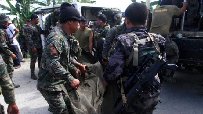 Polisi Filipina membawa jenasah anggota pasukan khusus yang tewas.