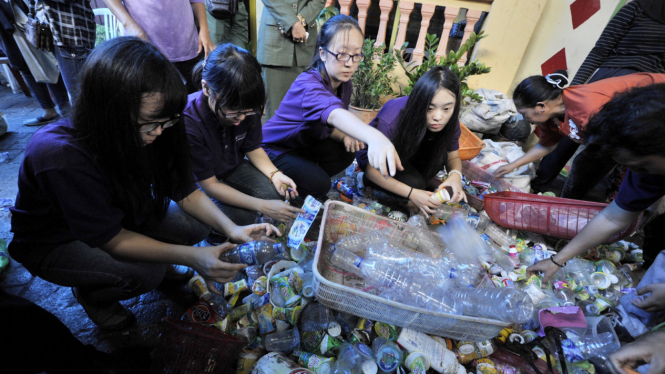 Ilustrasi/Aktivitas bank sampah yang ada di beberapa kota di Indonesia