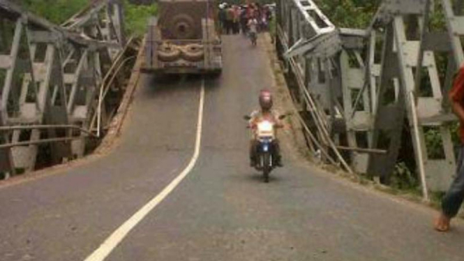 Jembatan Lempuyang Bandar di Lampung Tengah, amblas. 