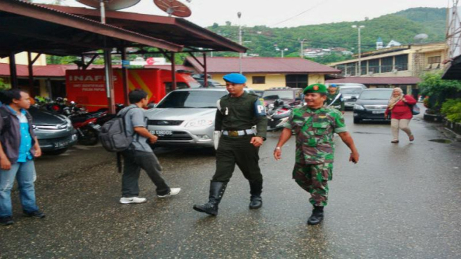 Anggota POM DAM Cenderawasih saat memasuk Polda Papua