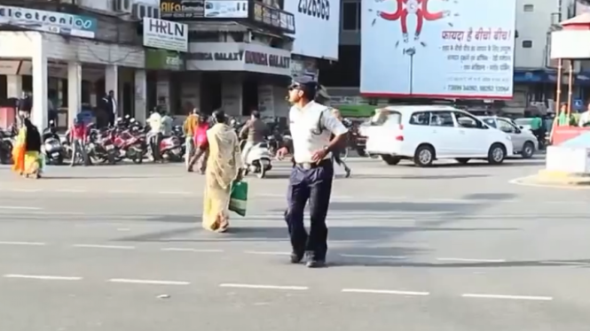 Aksi Ranjeet Singh saat berjoget di jalanan.