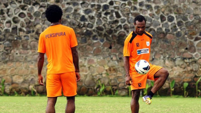 Persipura berlatih di lapangan Agro Wisata Kota Batu, Malang