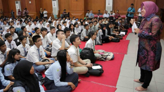 Wali Kota Surabaya, Tri Rismaharini, membuka acara industri kreatif untuk pelajar SMA/SMK di Surabaya, Rabu, 28 Januari 2015.