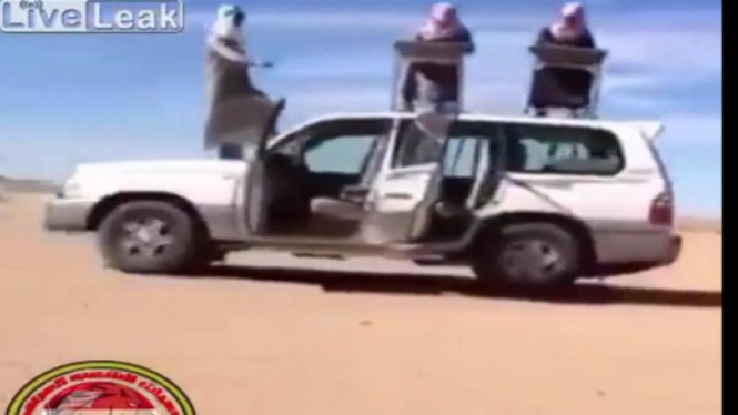 Aksi unik orang Arab di atas mobil
