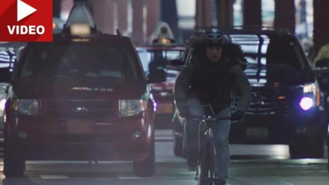 Nico beraksi di atas sepedanya, menyusuri padatnya jalan di Chicago